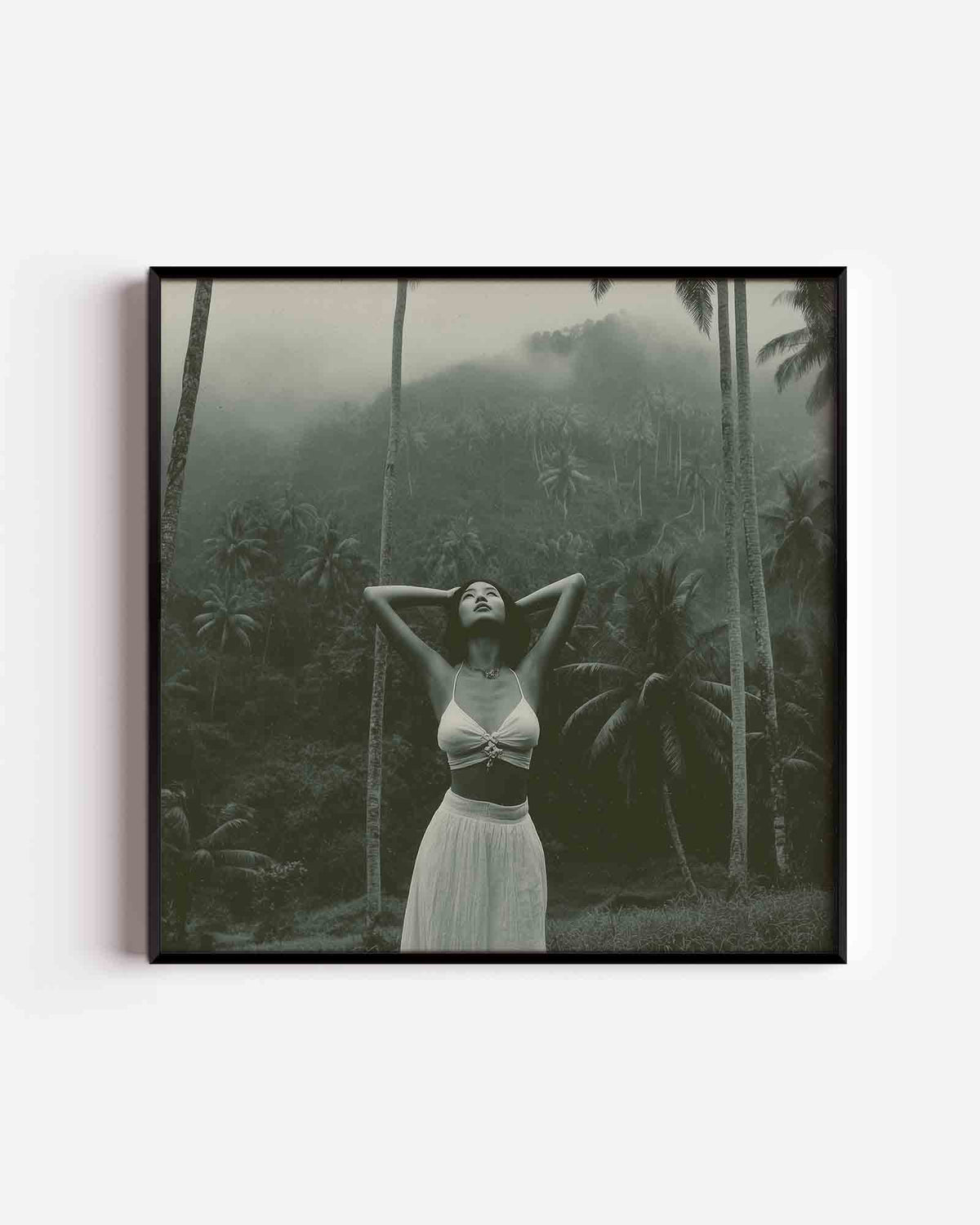 Vrouw in tropisch landschap – jungle vierkante poster als wanddecoratie