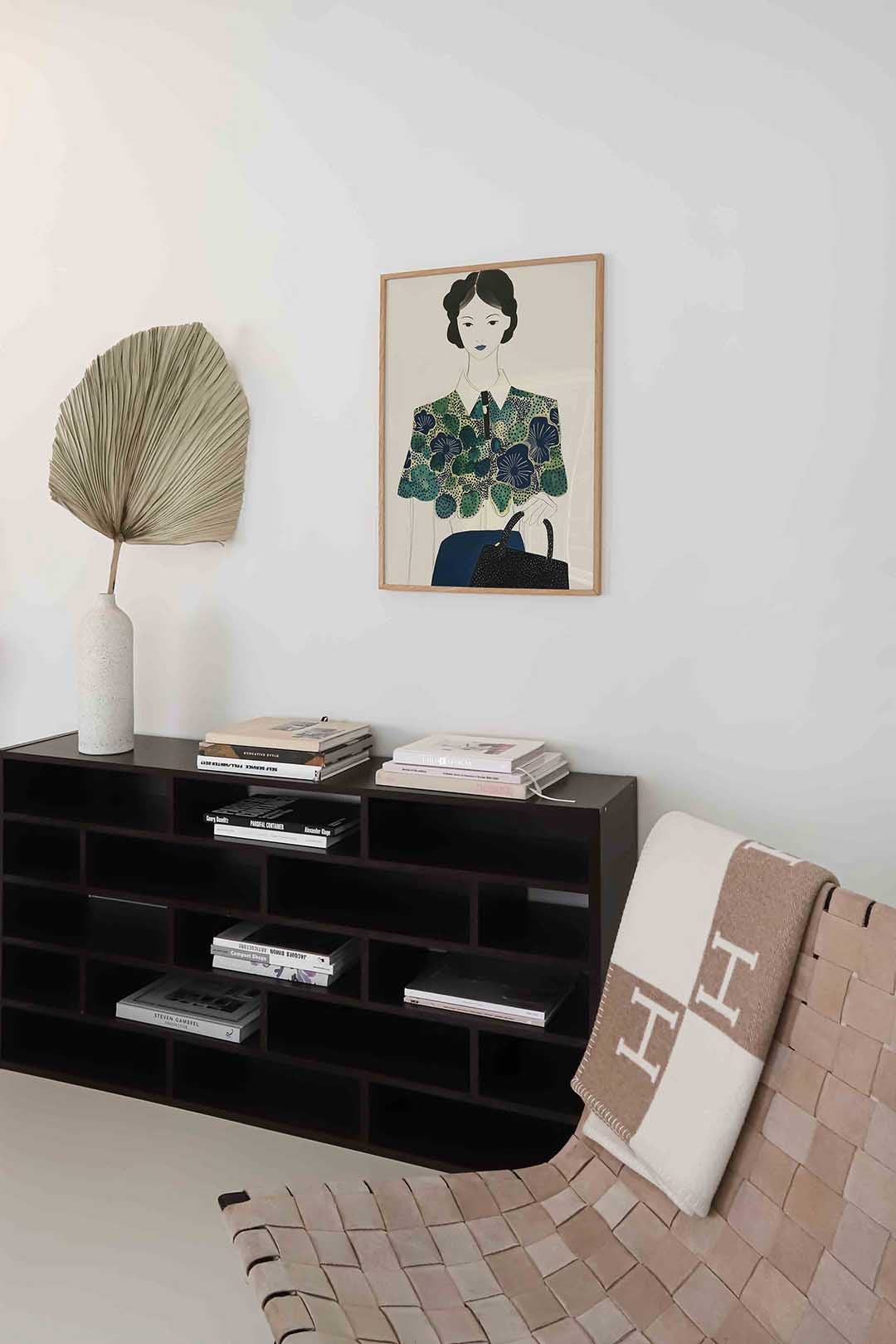 Vrouw met bloemenblouse – staande moderne wanddecoratie van WallArtistic