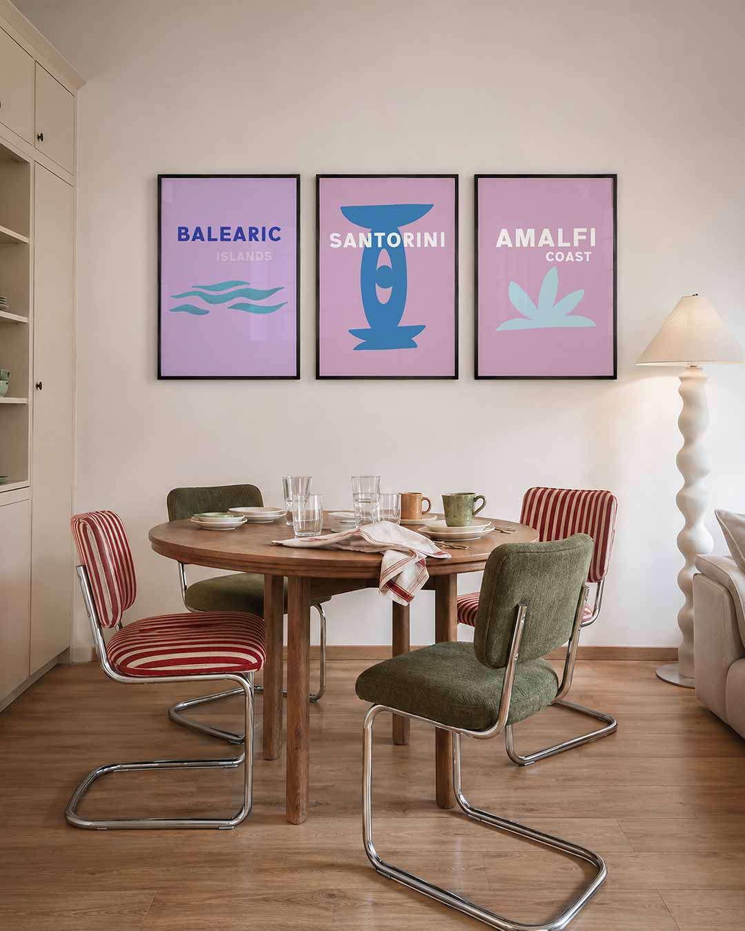 Zwevende golven driedelige posterset – een zachte paarse achtergrond met blauwe en turquoise