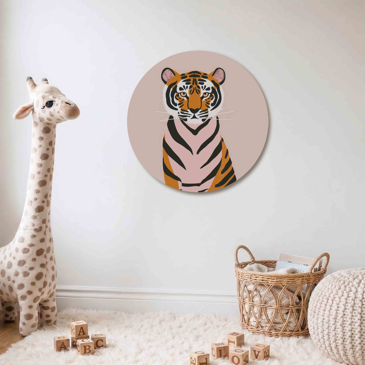 Tijger op roze Muurcirkel – Een tijger met oranje en zwarte strepen op een roze achtergrond.