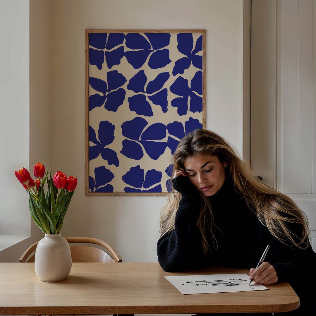 Blauwe Bloemenprint – staande muurposter met kleurrijke abstracte vormen