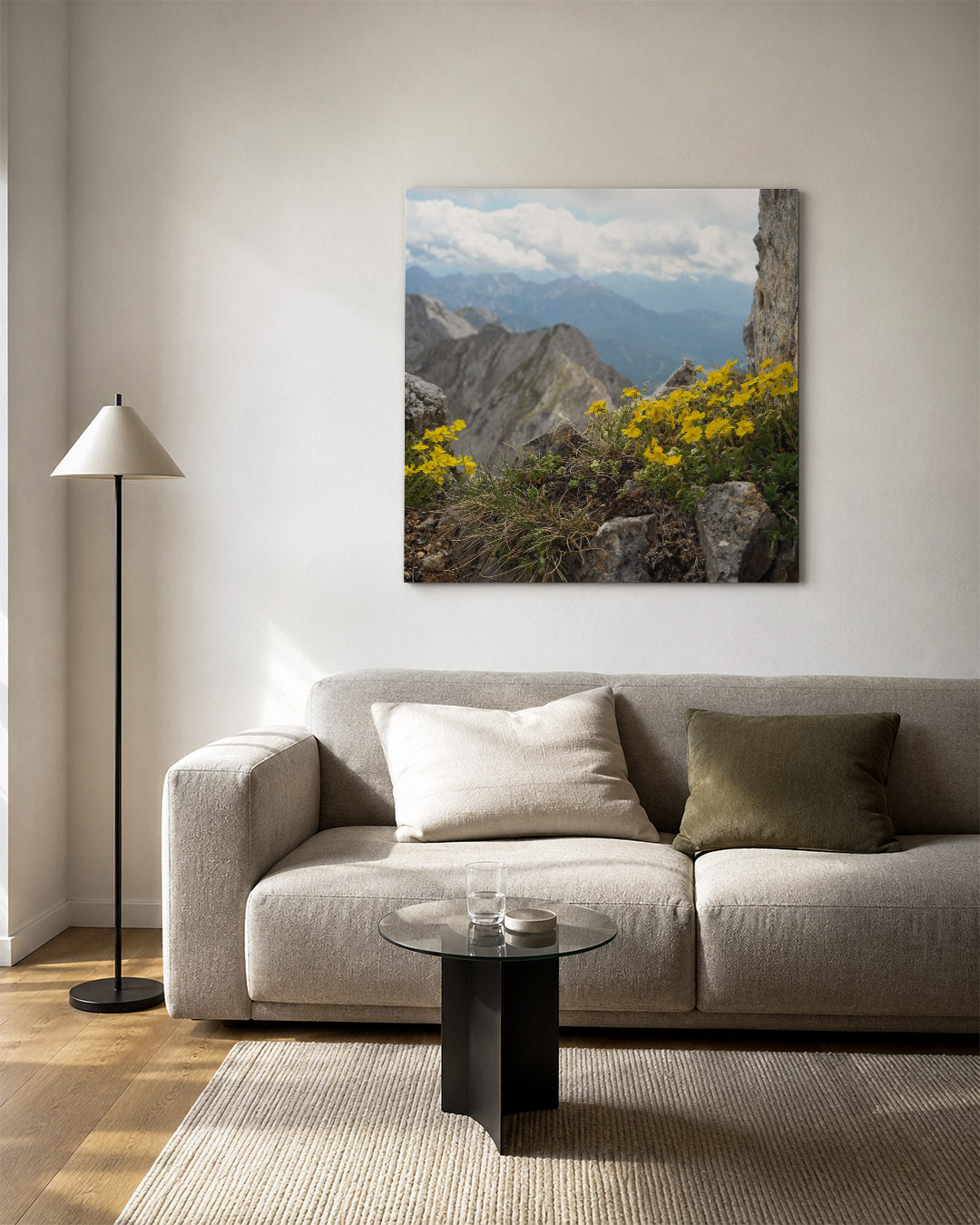 Berglandschap met bloemen kunstwerk – vierkante wanddecoratie – deze kunstwerk toont een berglandschap met gele bloemen op de