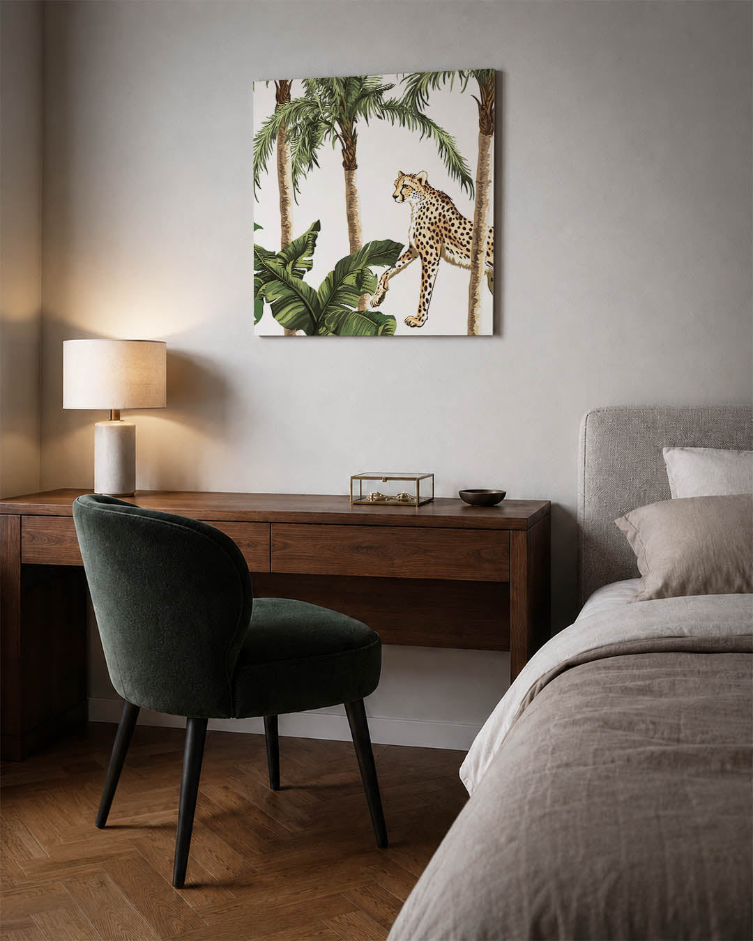 Tropische cheetah kunstwerk – materiaalweergave – dit werk toont een cheetah tussen weelderige palmbomen en groene bladeren.