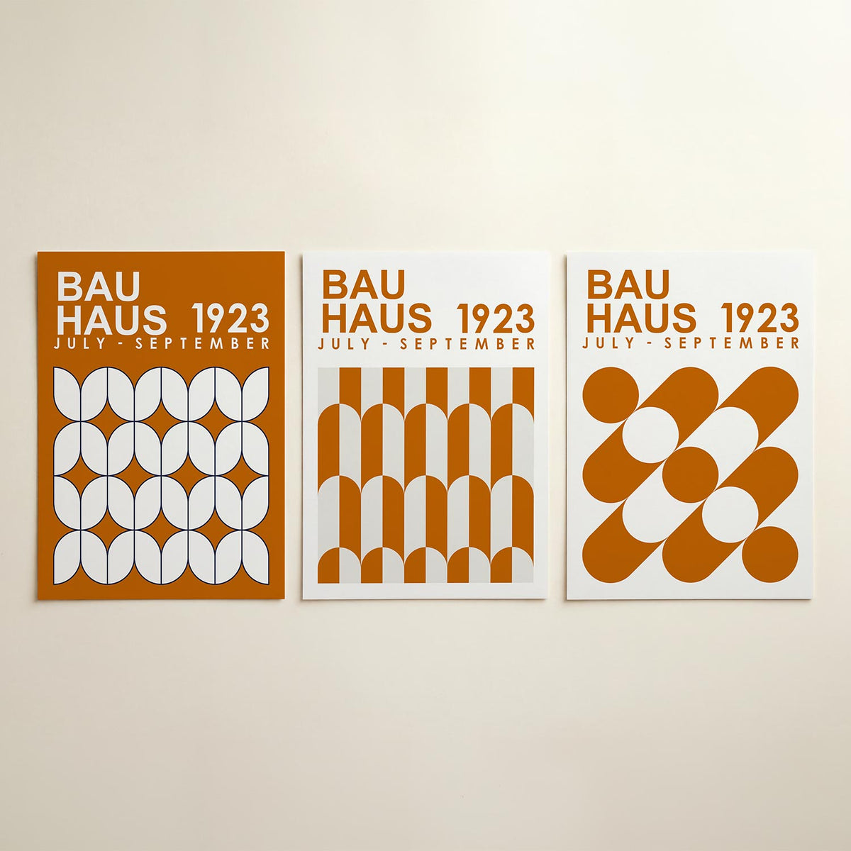 Vorm en kleur posterset – detailweergave – deze posterset in drie delen toont een ritmisch patroon van witte, halve cirkels