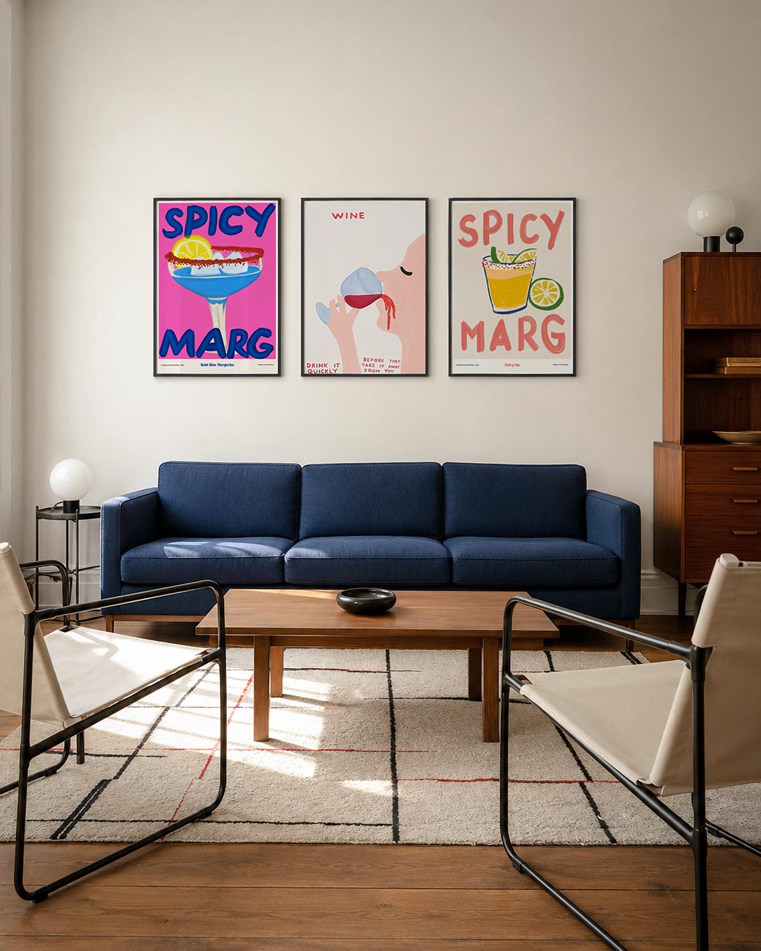 Kleurrijke cocktail posterset – derde productweergave – een levendige compositie met een felroze achtergrond, een