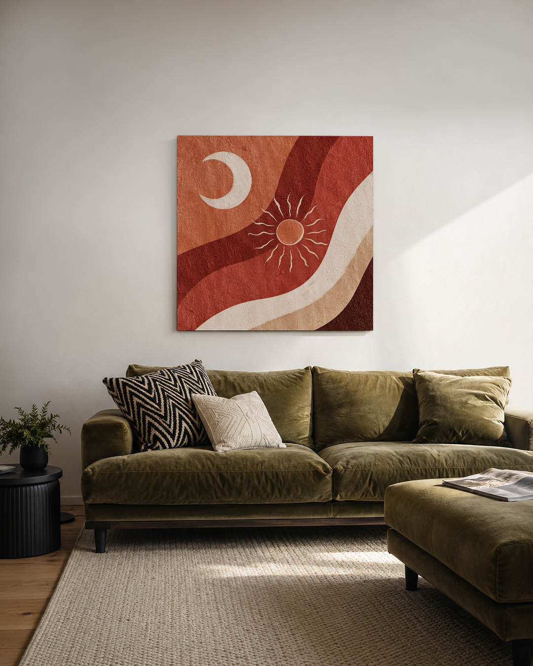 Golvende zon en maan kunstwerk – derde productweergave – dit werk toont vloeiende lijnen in warme tinten met een halve maan