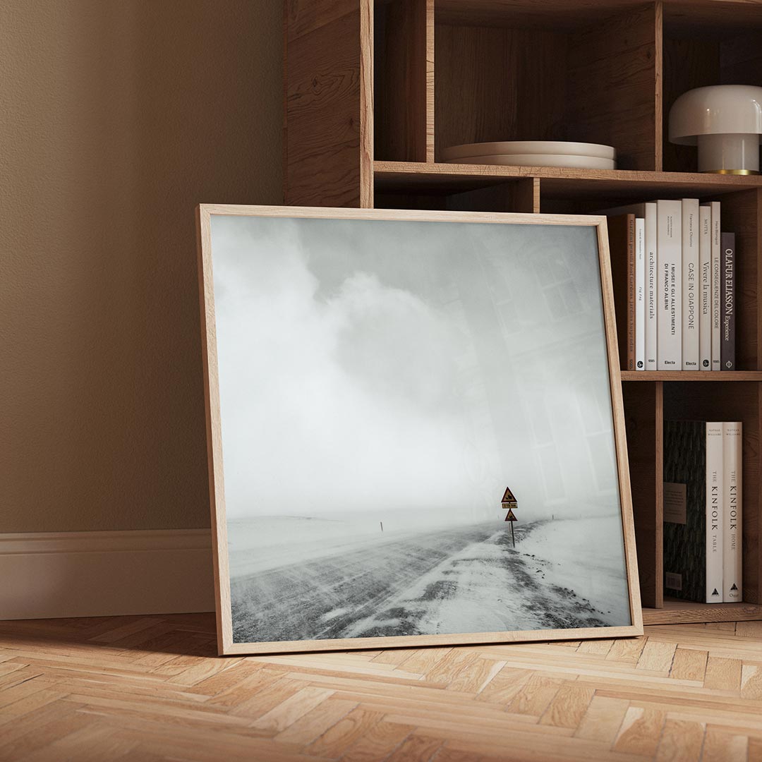 Weg in de mist poster – detailweergave – een verlaten weg verdwijnt in een dikke mist, met een verkeersbord als enige