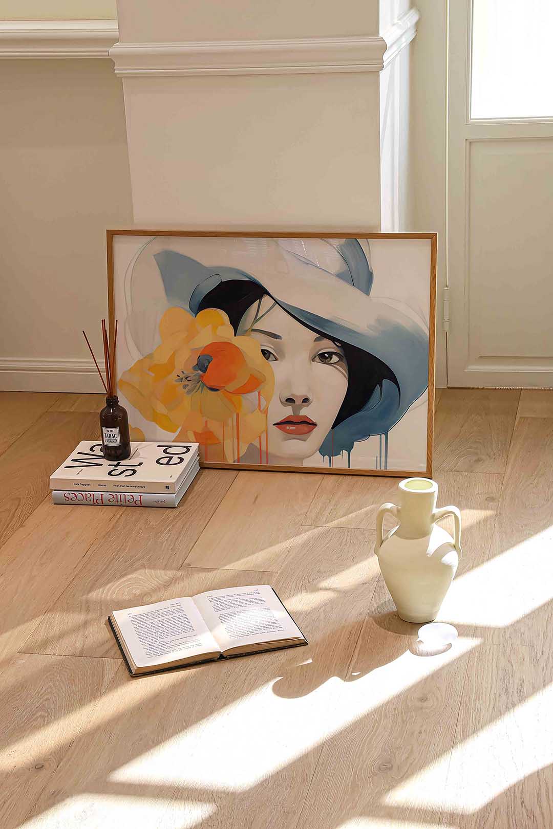 Vrouw met hoed en bloem – liggende portret wanddecoratie van WallArtistic