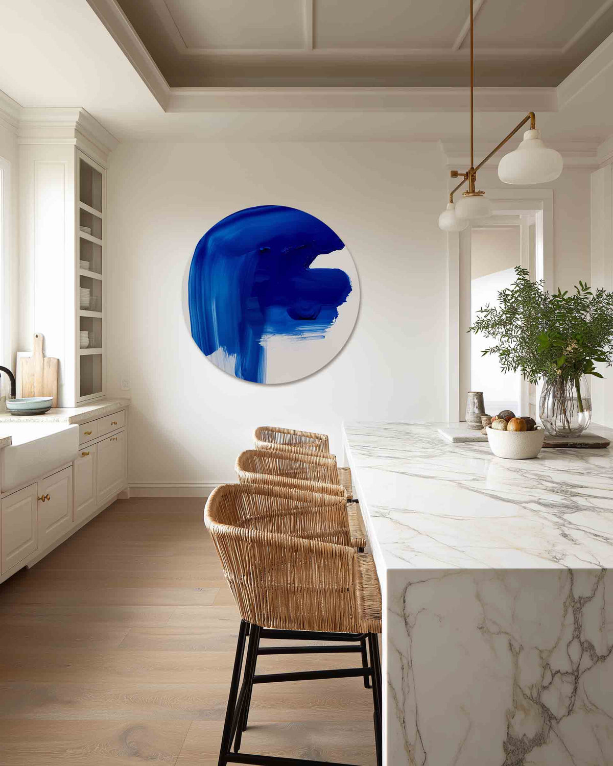Blauwe penseelstreek – abstracte muurcirkel als ronde wanddecoratie