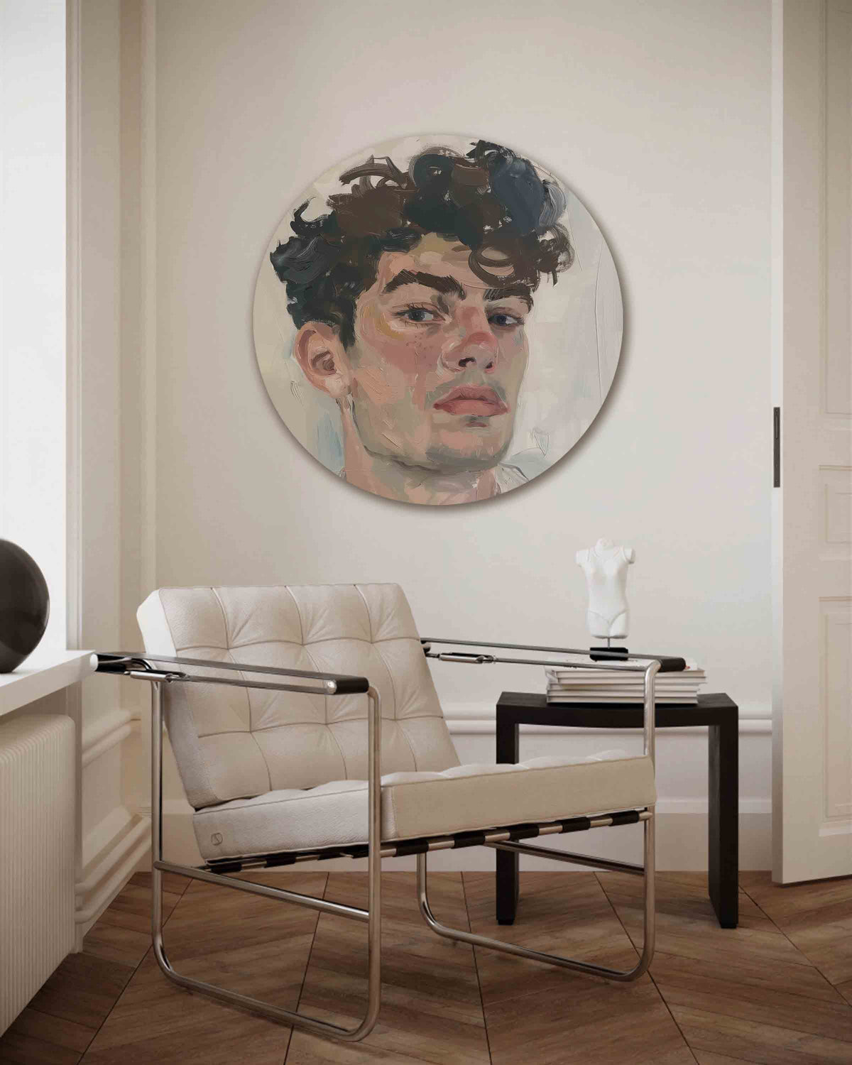Portret met krullend haar – kleurrijke muurcirkel als ronde wanddecoratie
