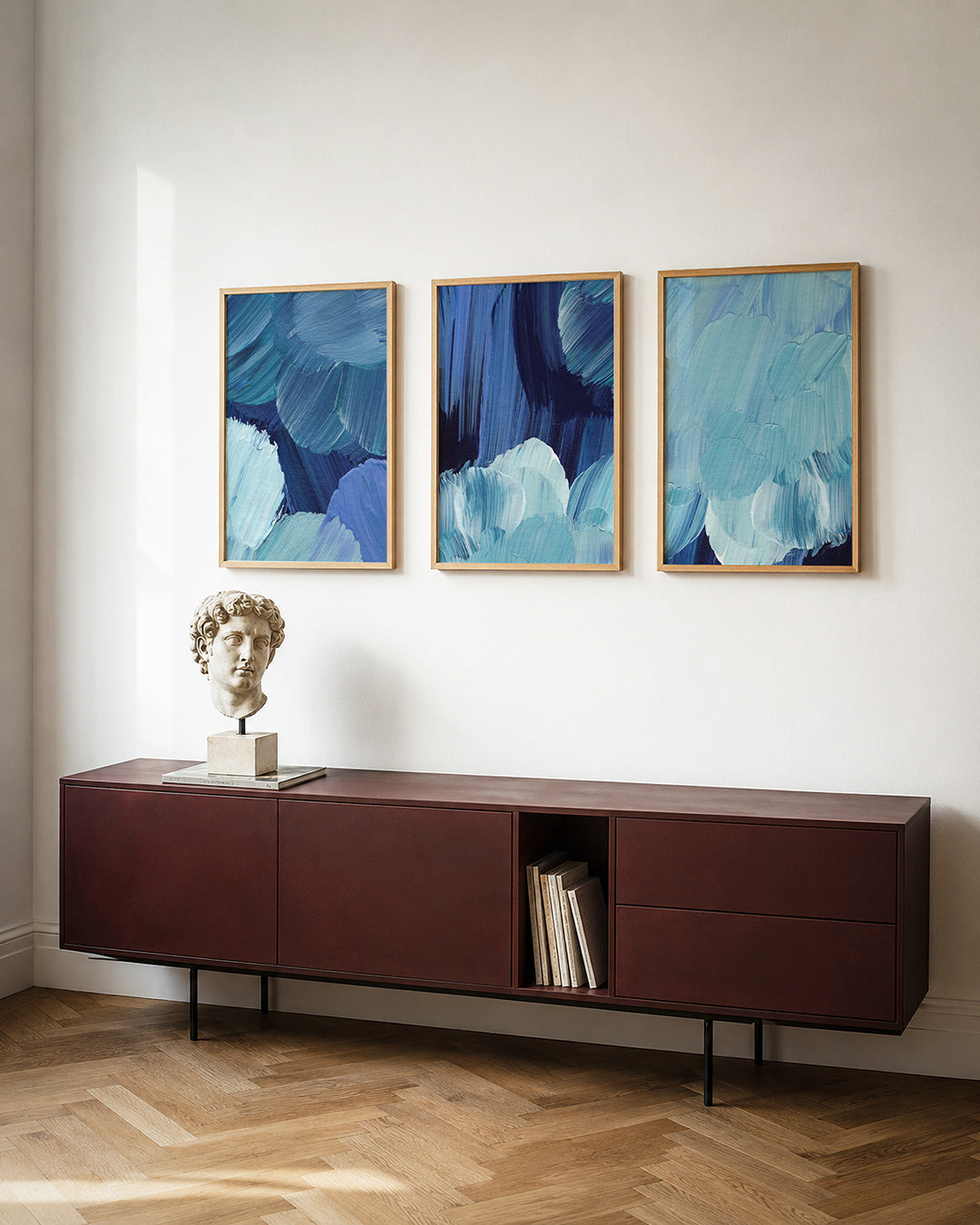 Blauwe borstelstreken posterset – tweede productweergave – deze compositie toont een dynamisch spel van blauwe en