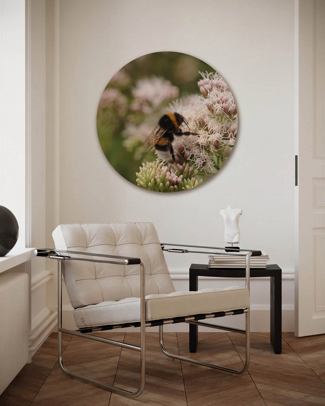 Bij op bloemen – fotografie muurcirkel als ronde wanddecoratie