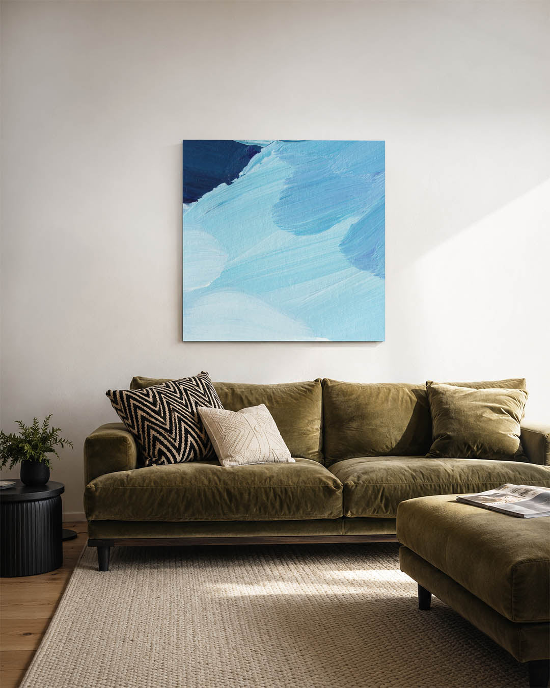 Dynamische blauwe vormen kunstwerk – sfeerbeeld – dit werk toont vloeiende penseelstreken in verschillende tinten blauw, die
