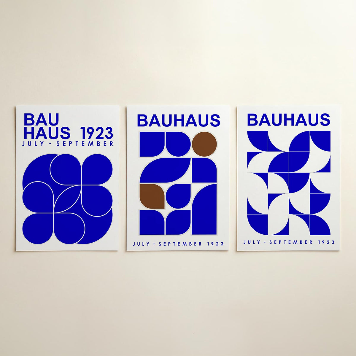 Vormen en kleur posterset – detailweergave – deze posterset in drie delen toont een levendig lijnenspel van blauwe cirkels en