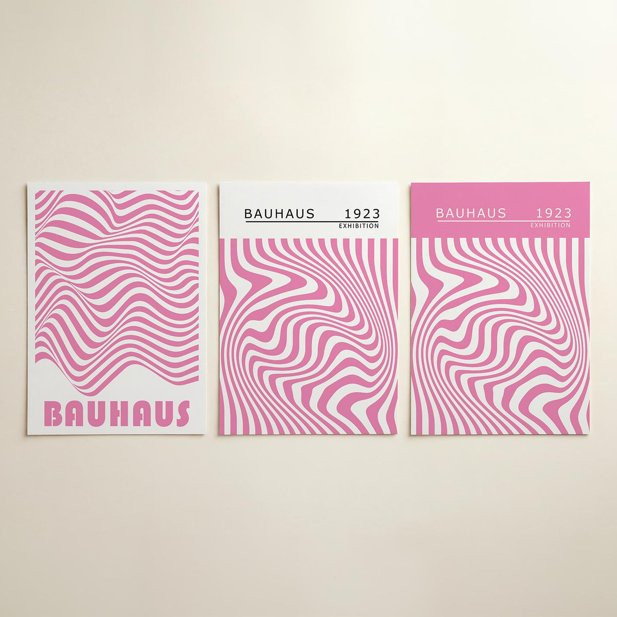 Golvend lijnenspel posterset – detailweergave – deze posterset in drie delen toont vloeiende roze lijnen die ritmisch over