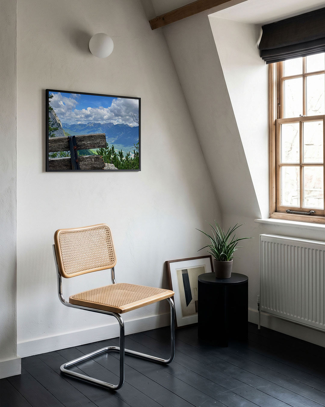 Berglandschap met bank poster – tweede productweergave – een verweerde houten bank staat op de voorgrond met daarachter een