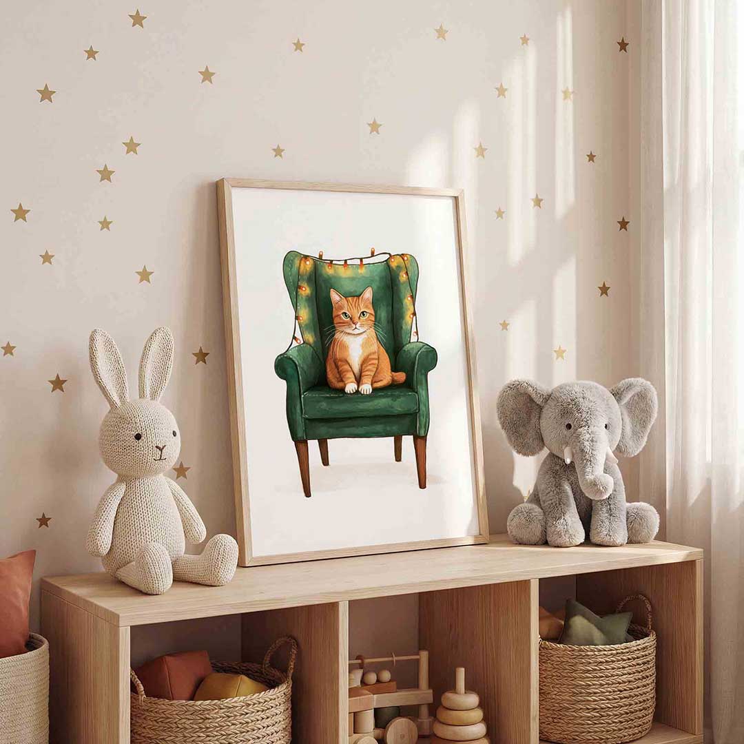 Kat op groene stoel – staande kinderkamer wanddecoratie van WallArtistic