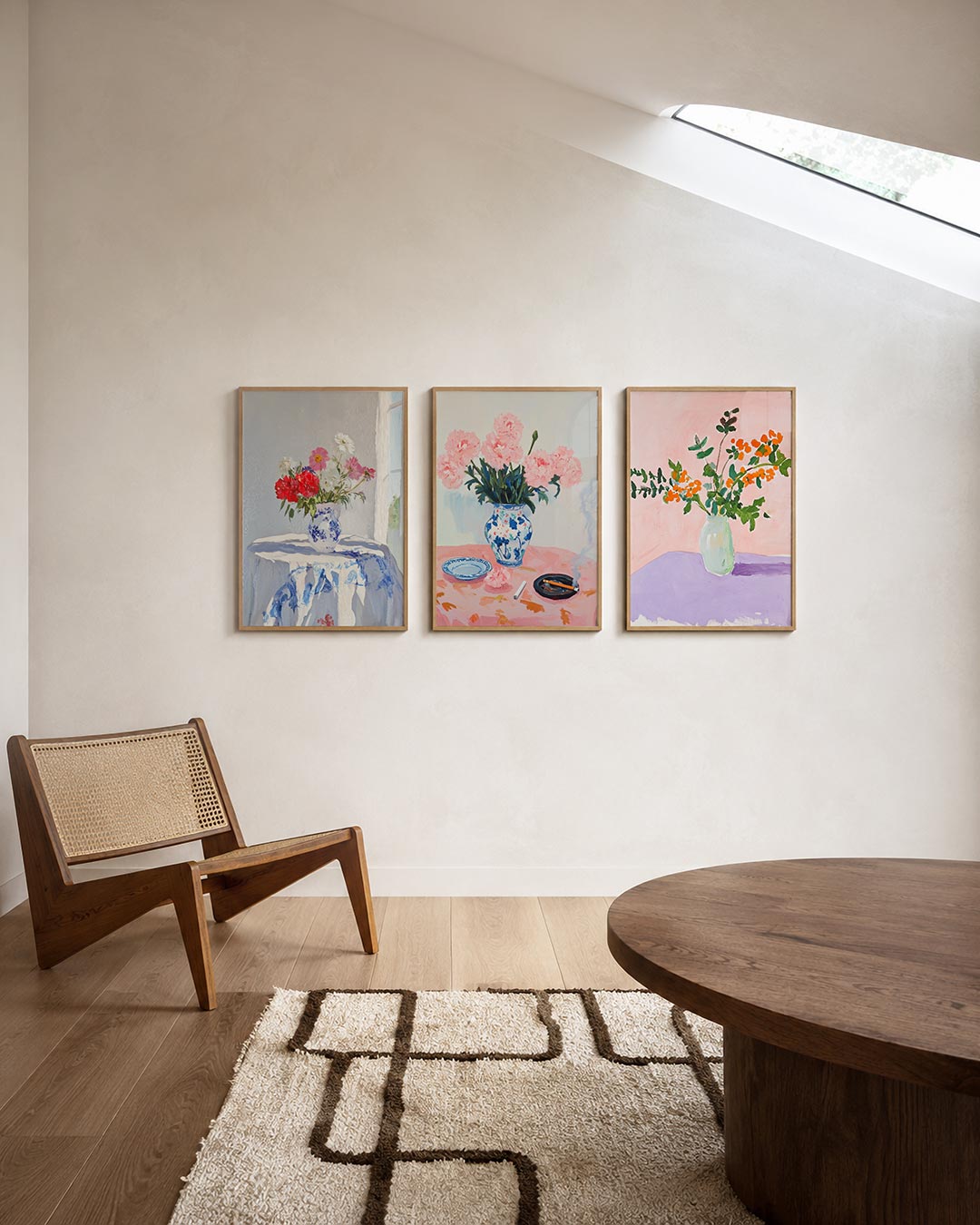 Tafel met bloemen posterset – derde productweergave – een vaas met kleurrijke bloemen op een tafel met blauw-wit