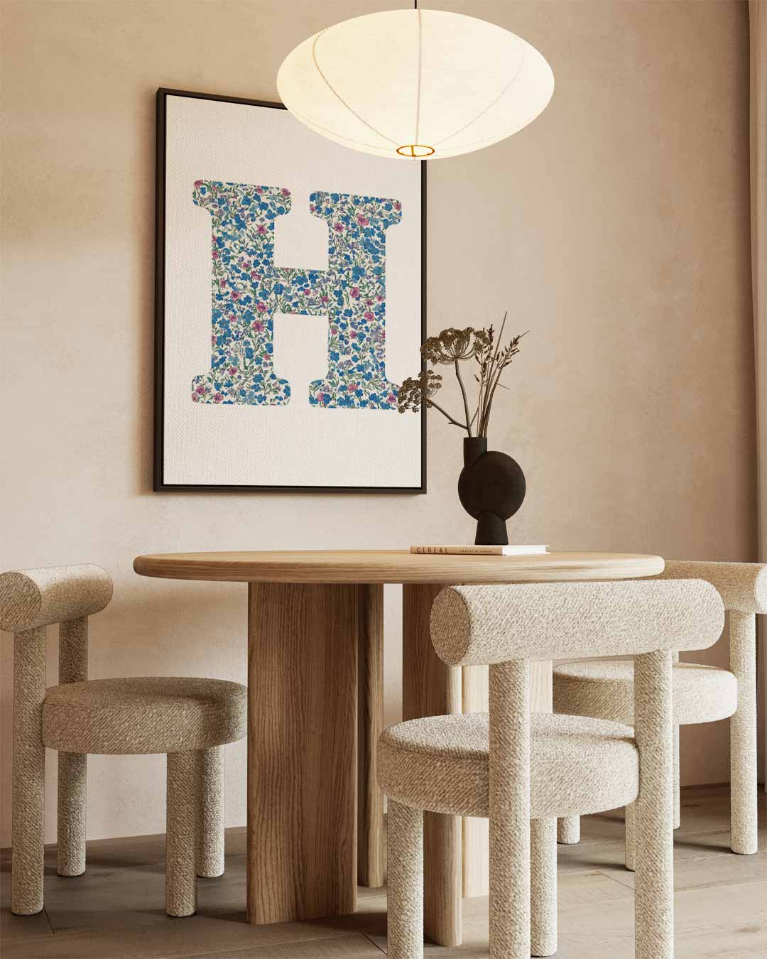 Bloemrijke Letter H – kunstwerk met zwarte baklijst