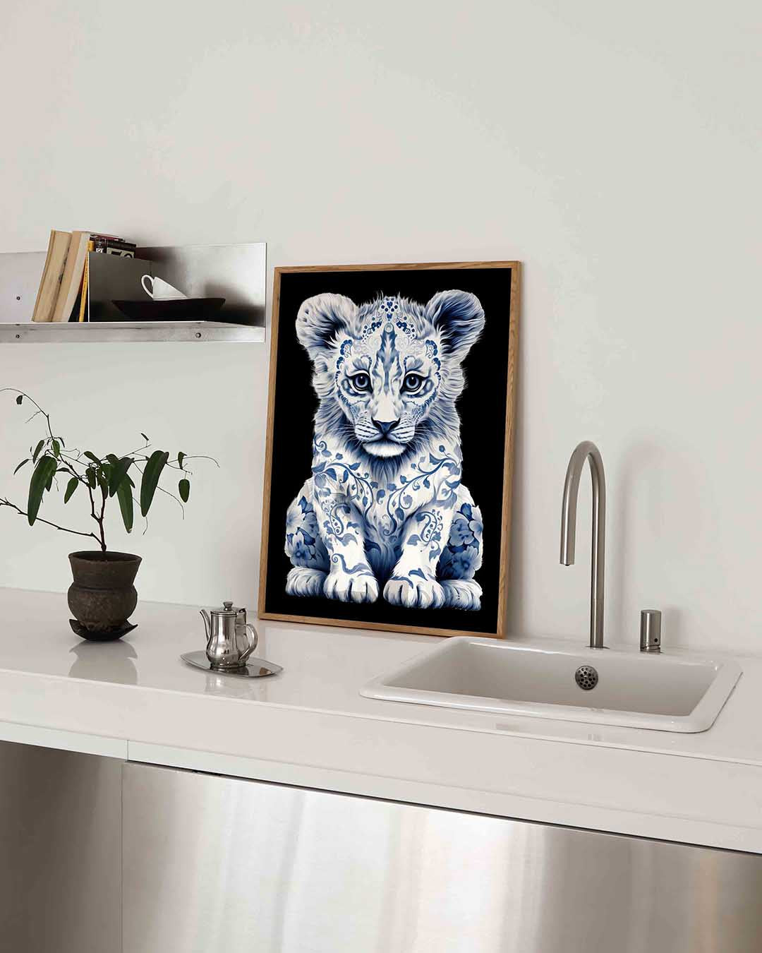 Leeuwenwelp met blauwe patronen – blauw-witte poster in staand formaat