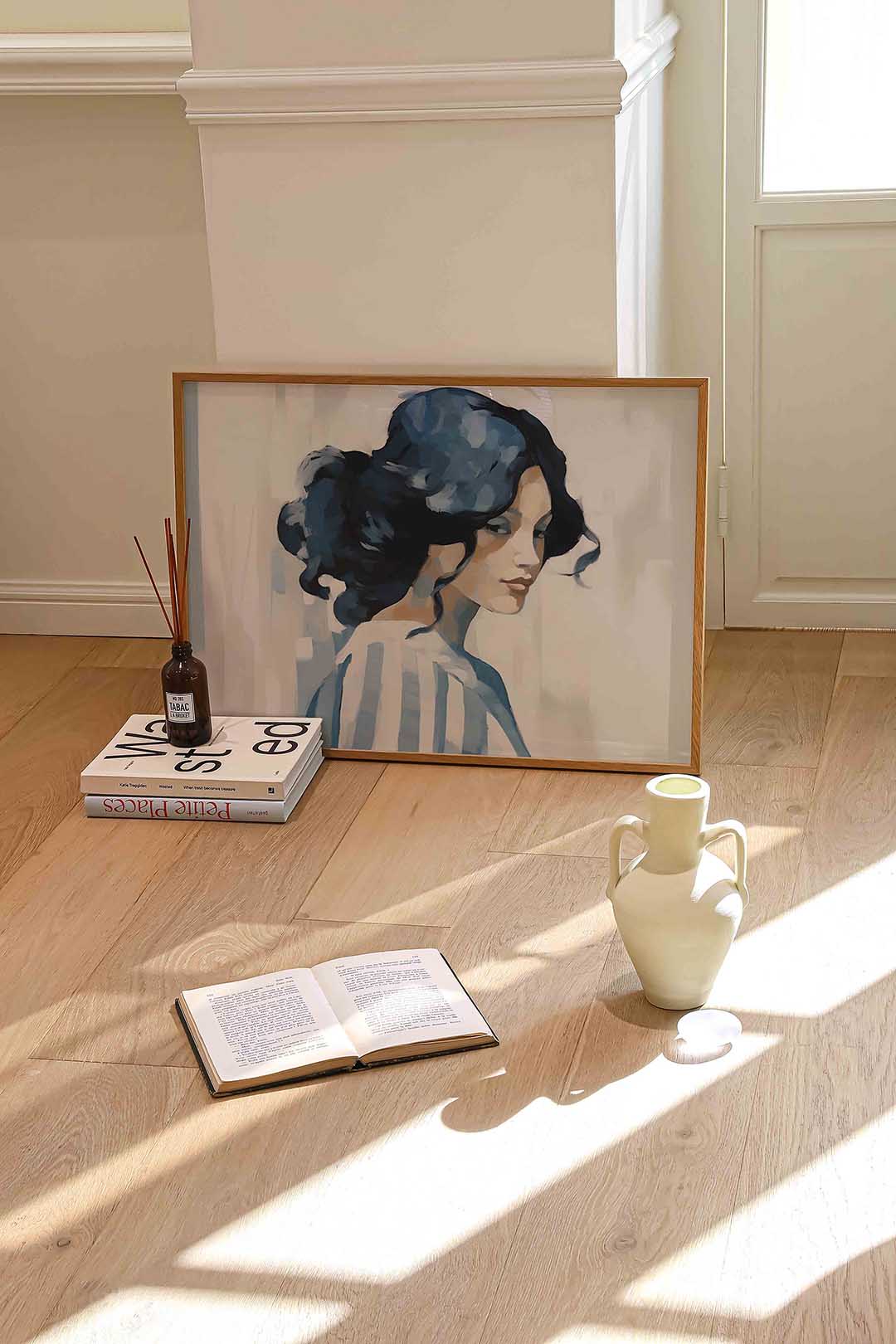 Vrouw met blauwe haren – liggende portret wanddecoratie van WallArtistic