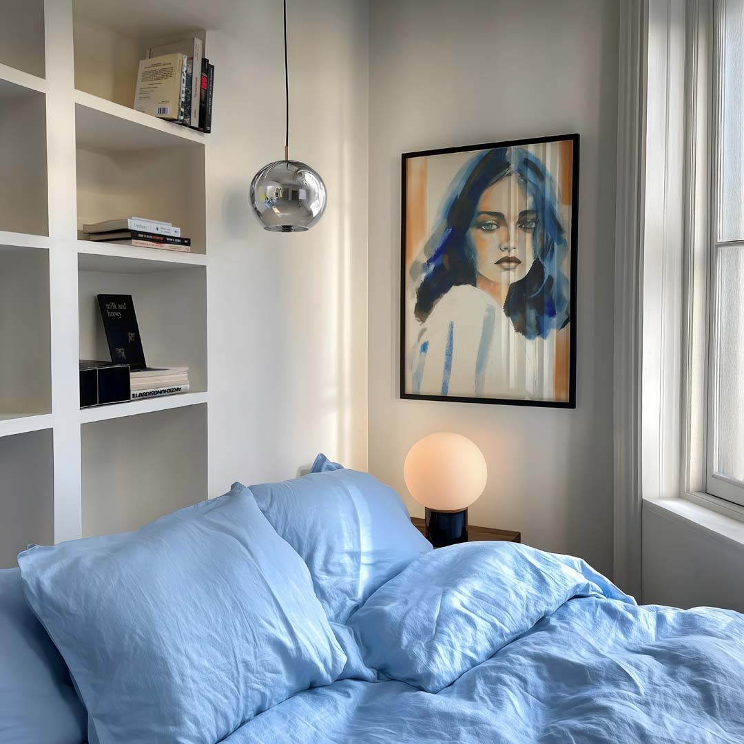 Mystieke Blauw Getinte Portretposter – vrouwelijk portret als moderne wandkunst