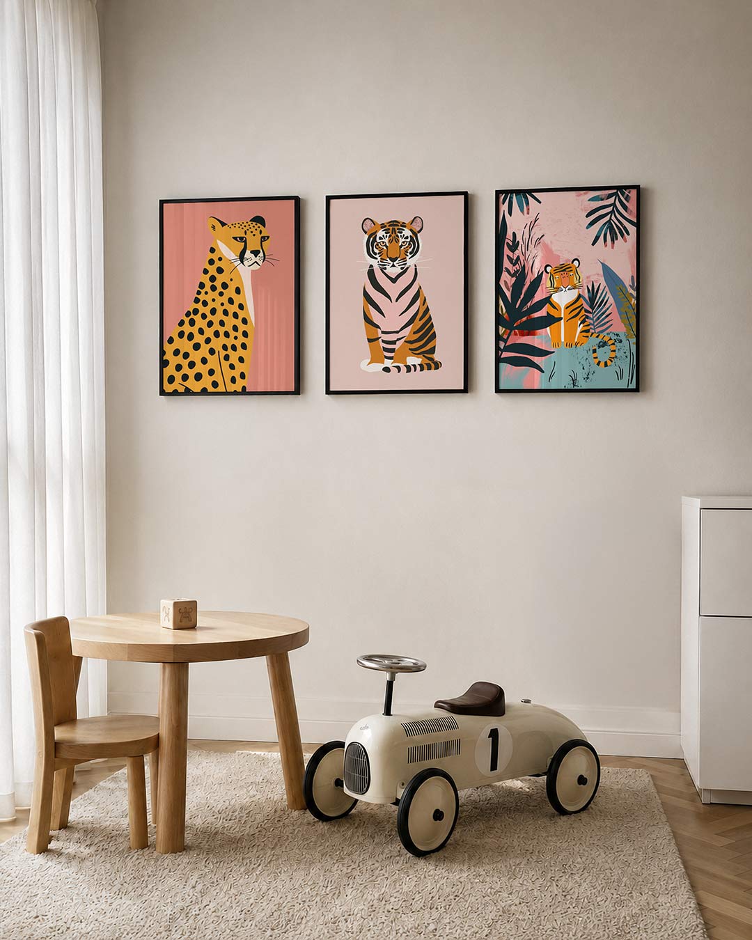 Vorm en kleur posterset – tweede productweergave – een sierlijke cheetah met zwarte stippen op een warme, roze