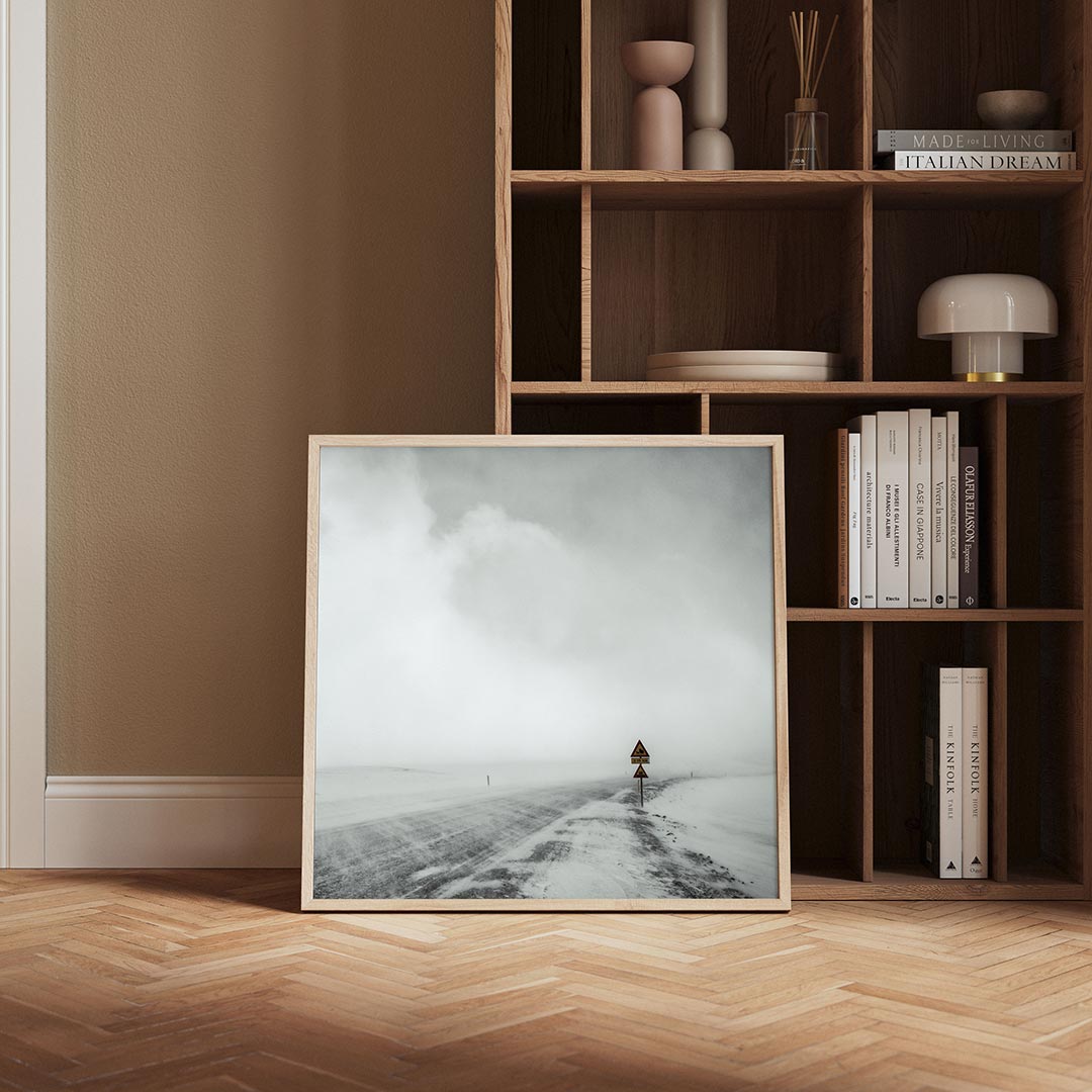 Weg in de mist poster – derde productweergave – een verlaten weg verdwijnt in een dikke mist, met een verkeersbord als enige