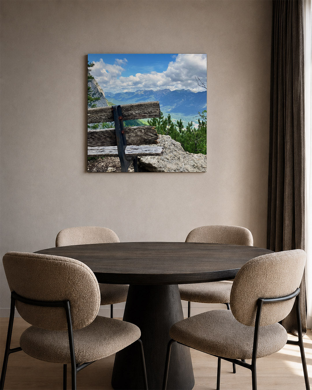 Berglandschap met bank kunstwerk – tweede productweergave – een verweerde houten bank staat op de voorgrond met een