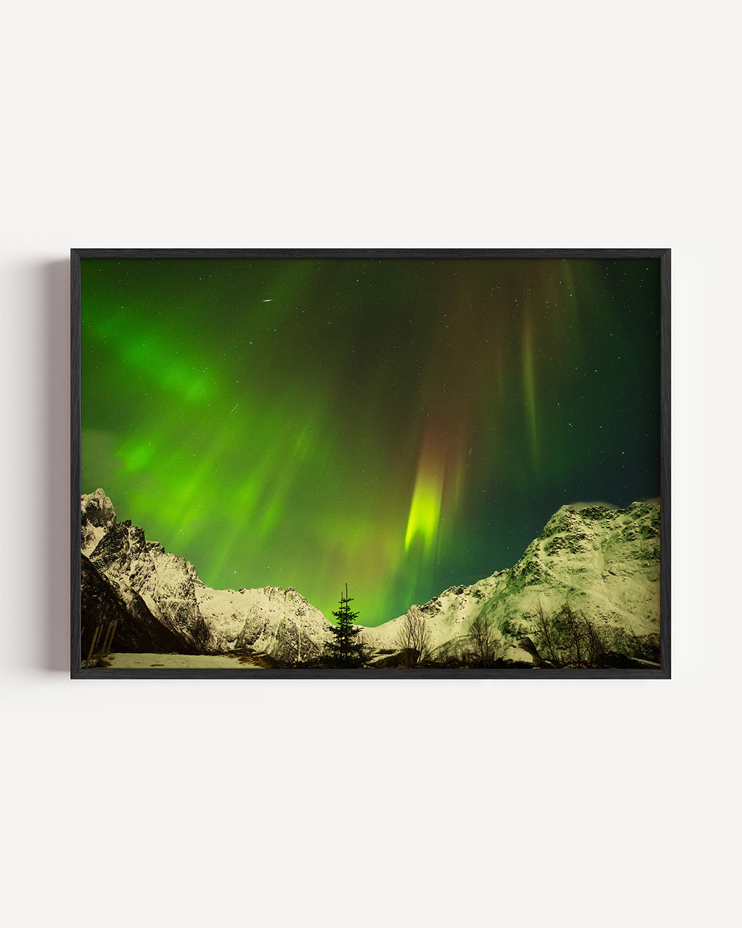 Noorderlicht boven bergen poster – liggende wanddecoratie – deze poster toont een adembenemend landschap met groene en gele