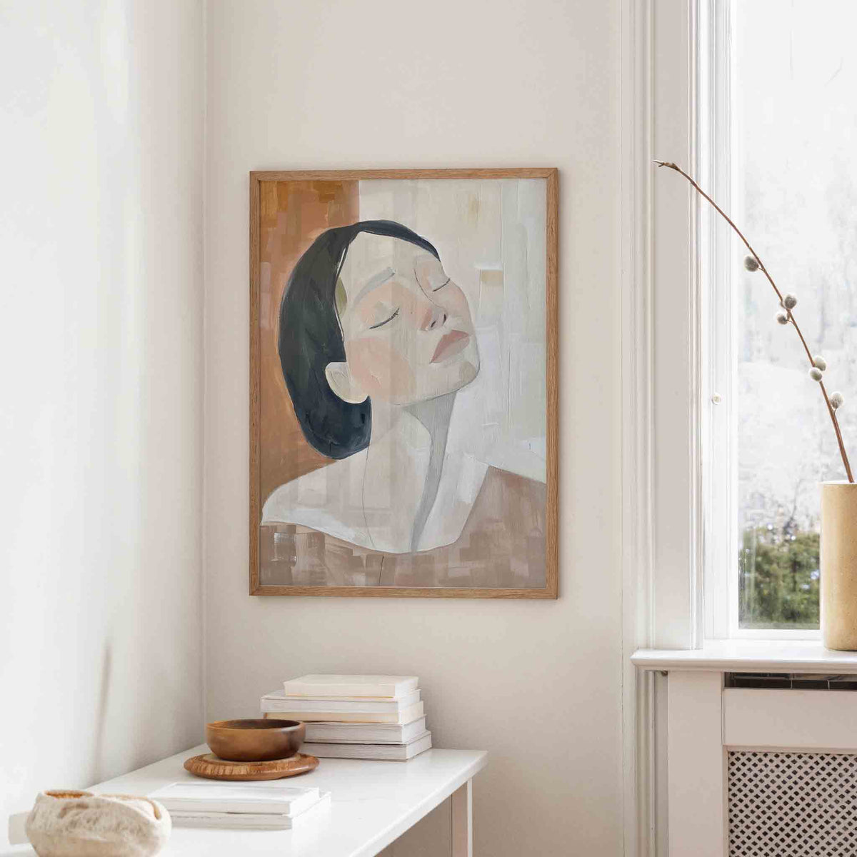 Vrouw met gesloten ogen – staande hedendaagse wanddecoratie van WallArtistic