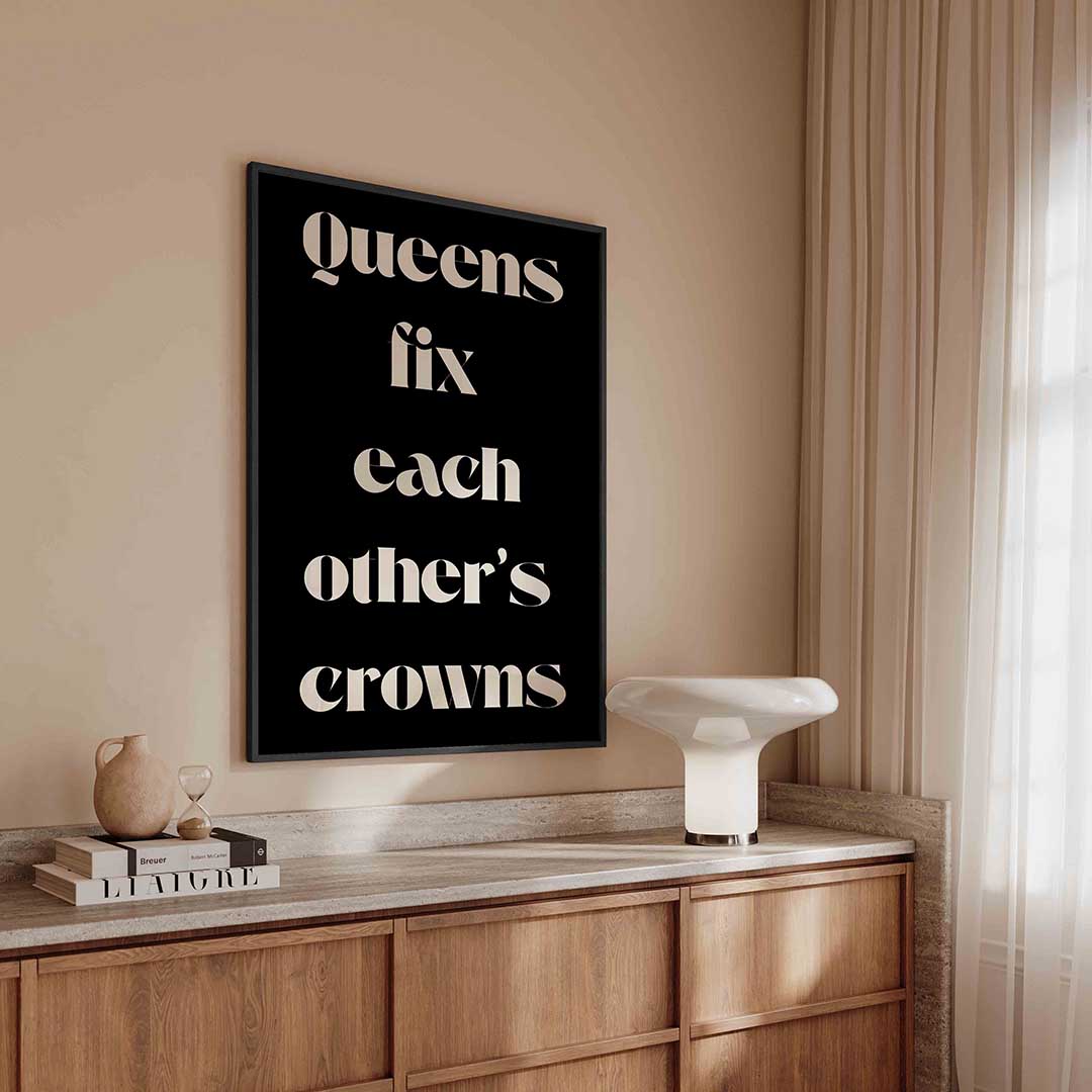 Queens fix each other's crowns – kleurrijke Pop Art poster in staand formaat