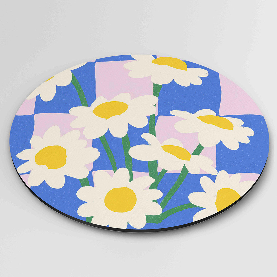 Madeliefjes op blauwe achtergrond – moderne ronde wanddecoratie van WallArtistic