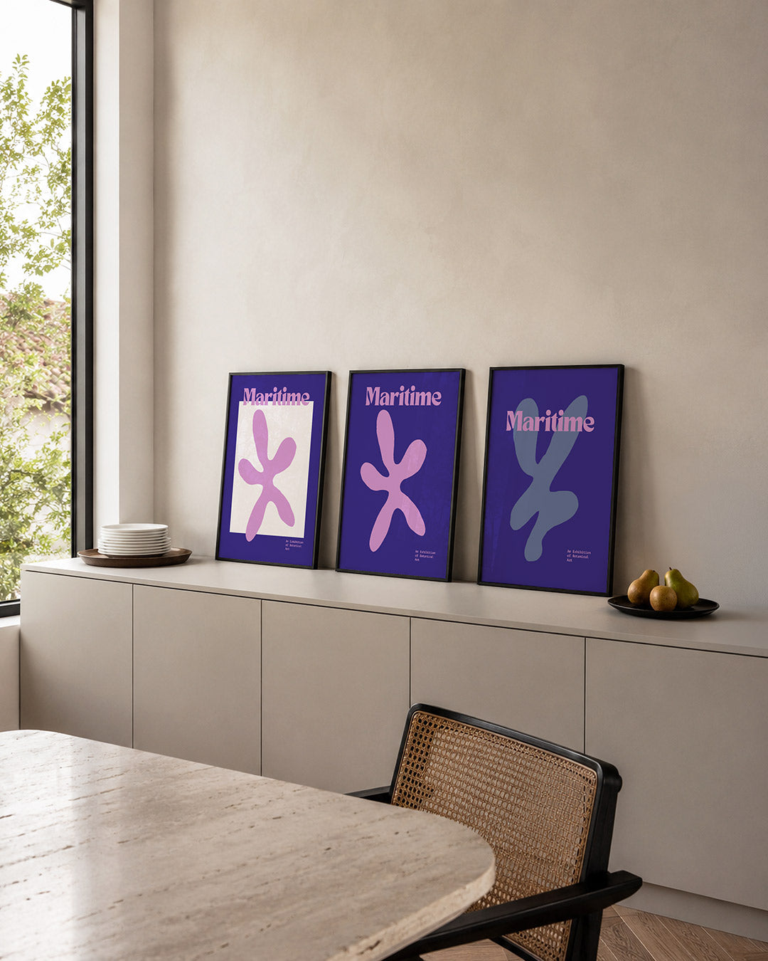 Vorm en kleur – deze posterset in drie delen toont een speelse paarse vorm op een witte – weergave 4