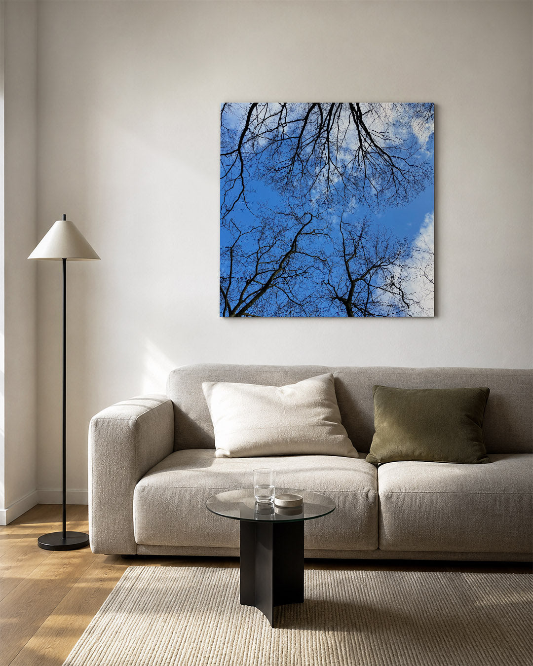 Boomtakken tegen lucht kunstwerk – vierkante wanddecoratie – dunne, kronkelige boomtakken steken af tegen een heldere blauwe