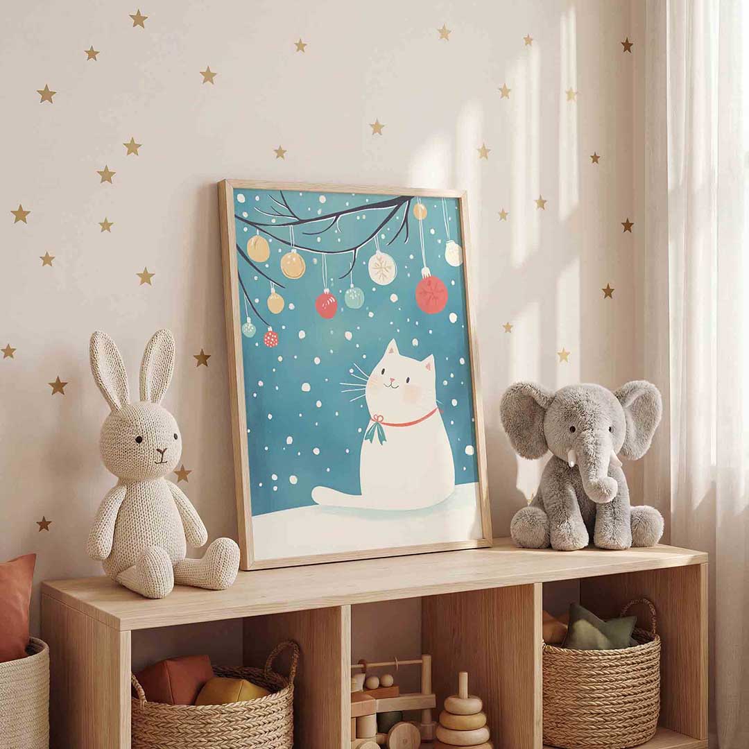 Witte kat met kerstballen – staande kinderkamer wanddecoratie van WallArtistic