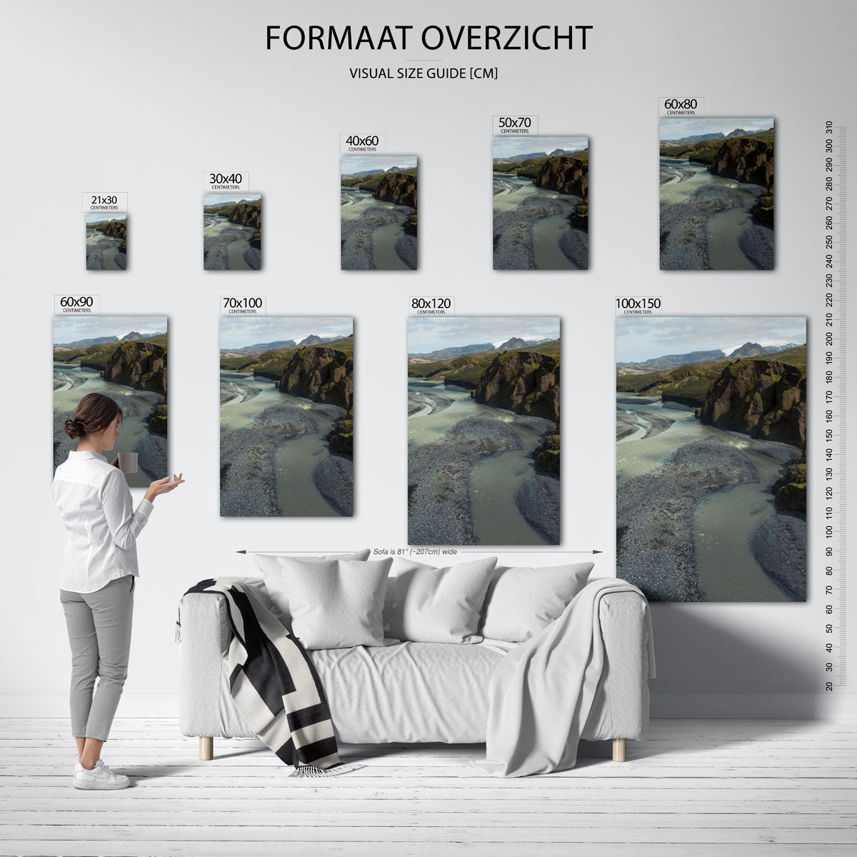 Rivierlandschap met bergen poster – sfeerbeeld – deze poster toont een kronkelende rivier omgeven door ruige bergen en groene