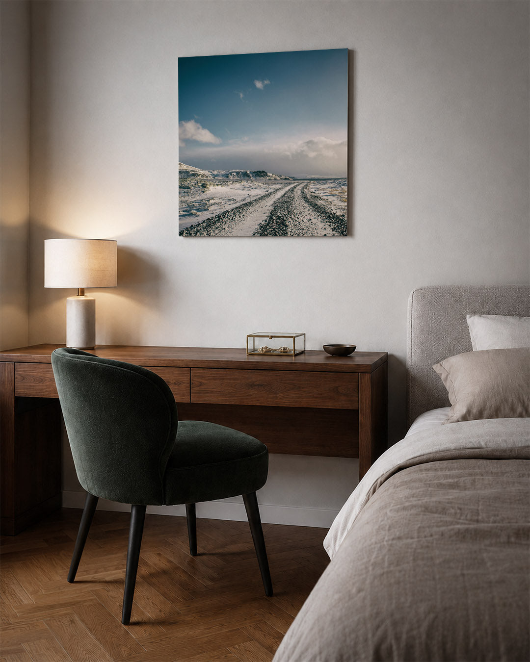 Winterse landschap kunstwerk – sfeerbeeld – een besneeuwd landschap met een kronkelende weg die naar de horizon leidt. De