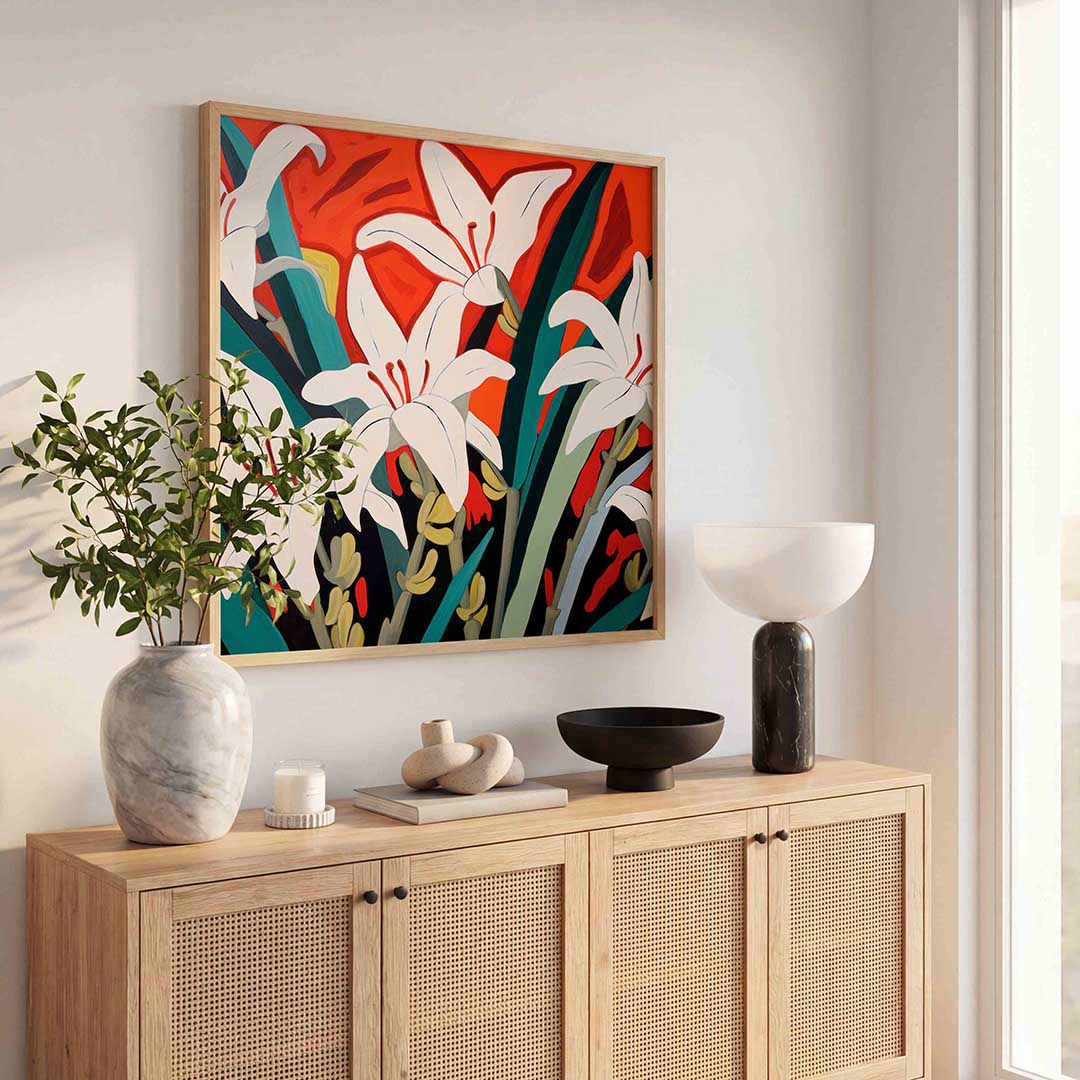 Witte bloemen op oranje achtergrond – kleurrijke poster in vierkant formaat