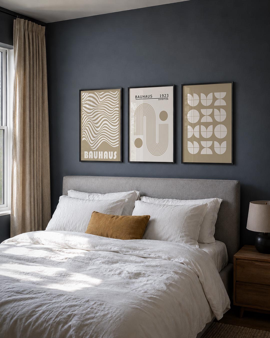 Golvend lijnenspel posterset – derde productweergave – deze posterset in drie delen toont vloeiende, golvende lijnen in beige