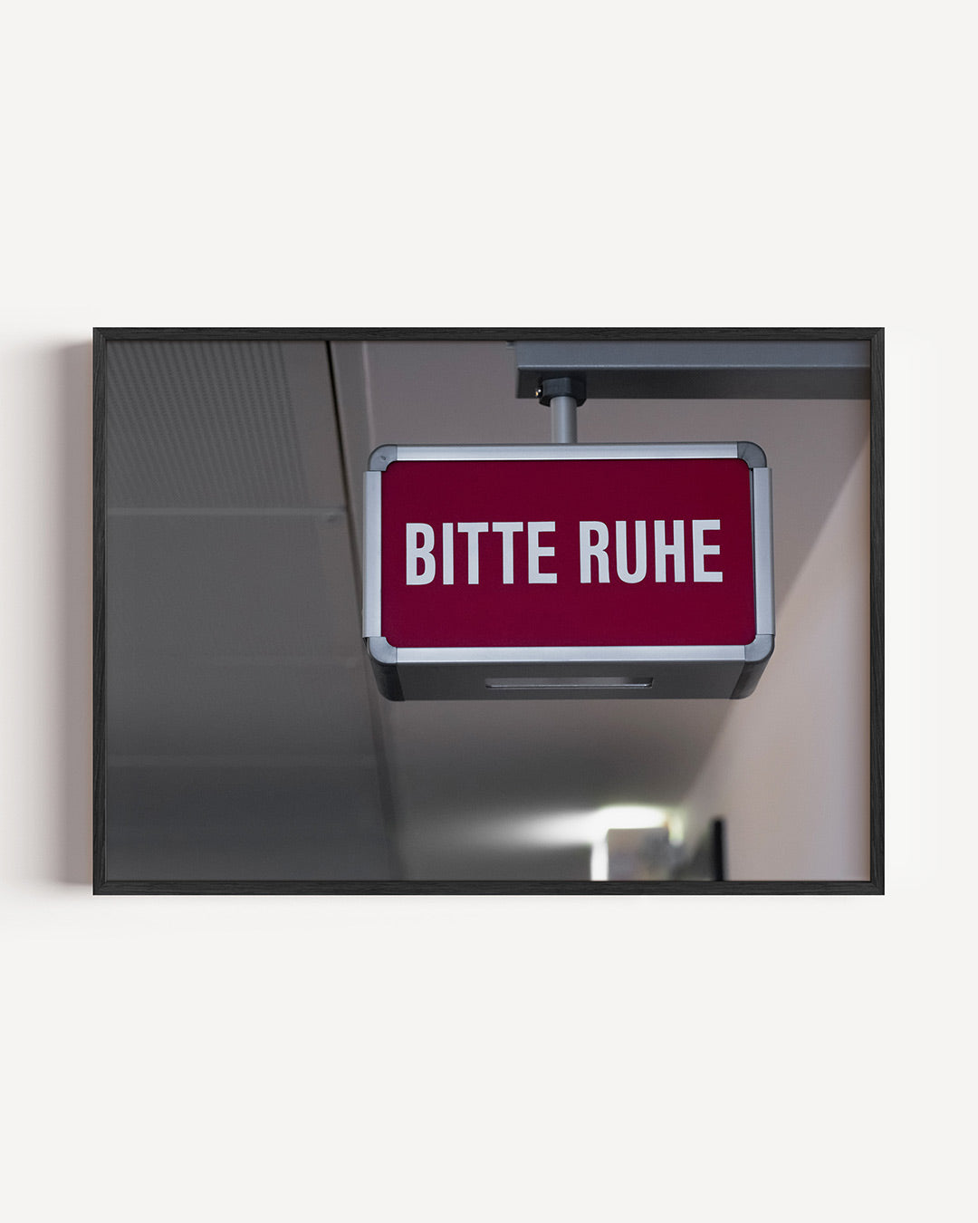 Rustig verzoek bord poster – liggende wanddecoratie – een rechthoekig bord met een rode achtergrond en witte tekst. Het bord