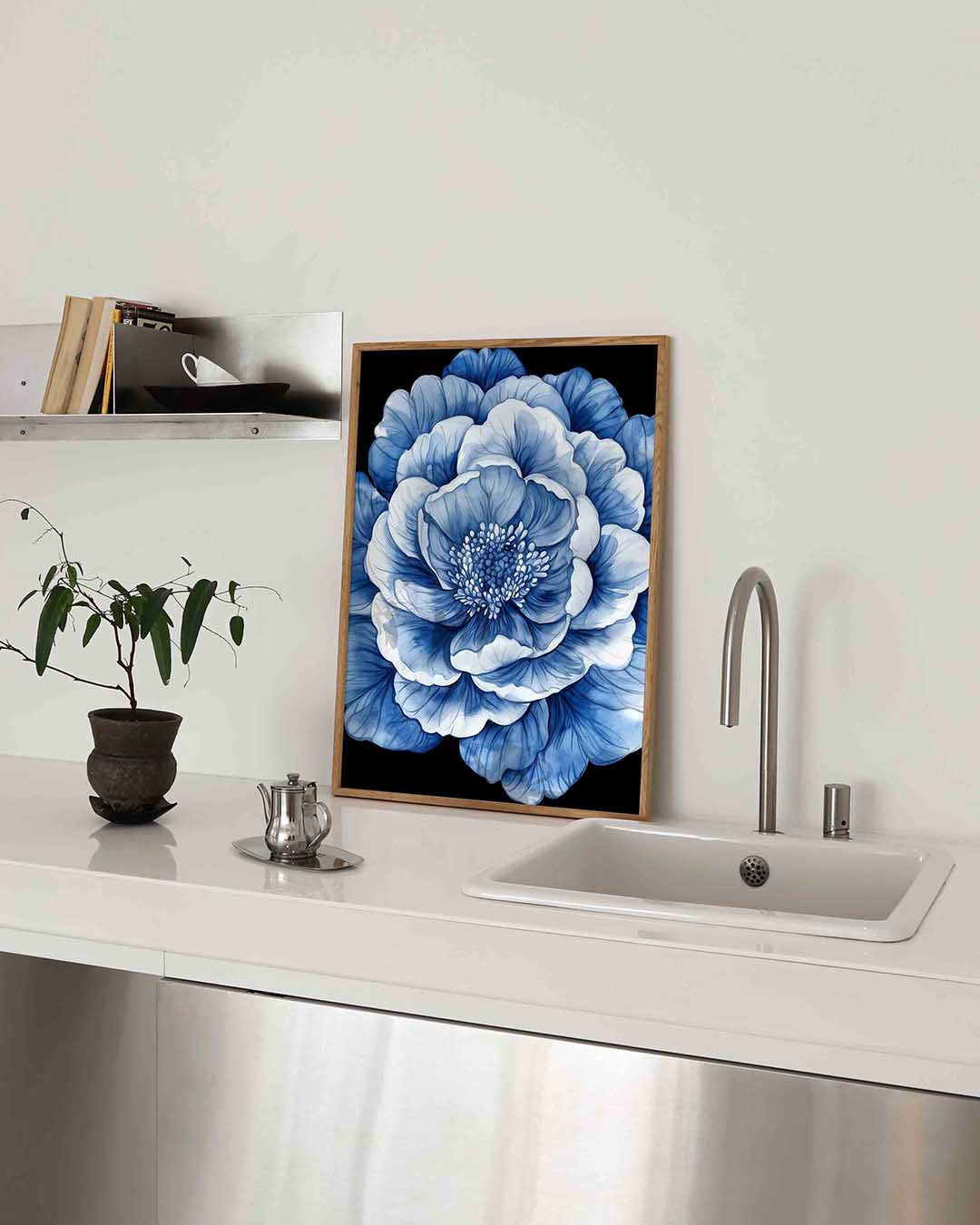 Blauwe bloem – blauw-witte poster in staand formaat