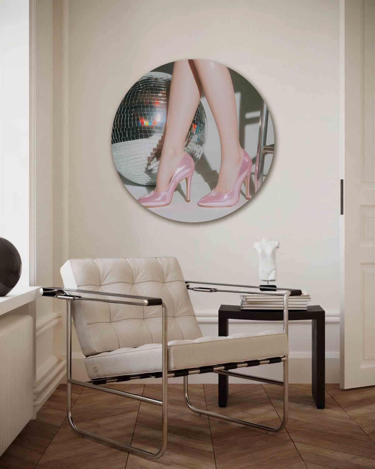 Roze schoenen en discobal – Pop Art muurcirkel als ronde wanddecoratie