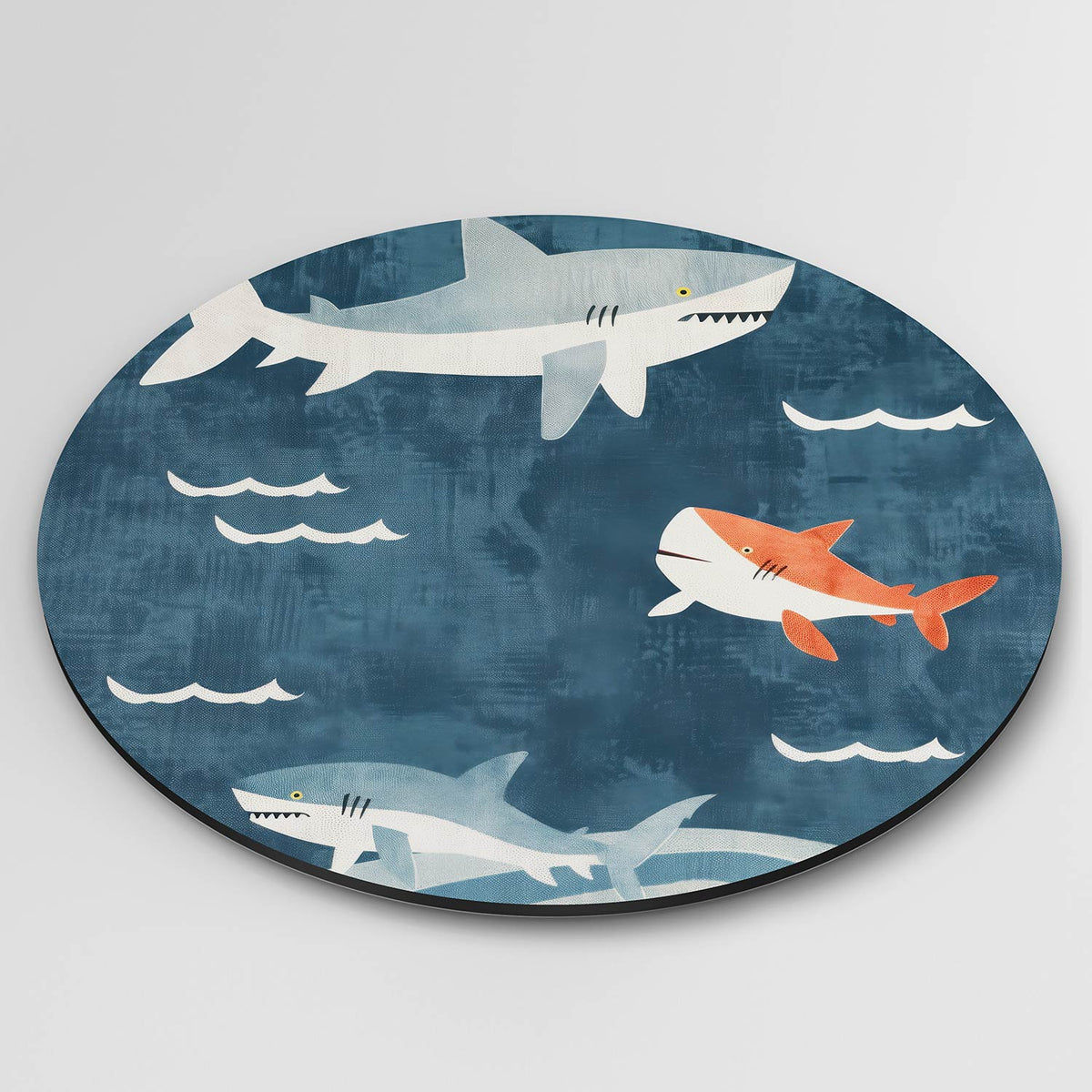 Haaien en golven Muurcirkel – detailweergave – Drie haaien in blauw en oranje zwemmen tussen witte golven.