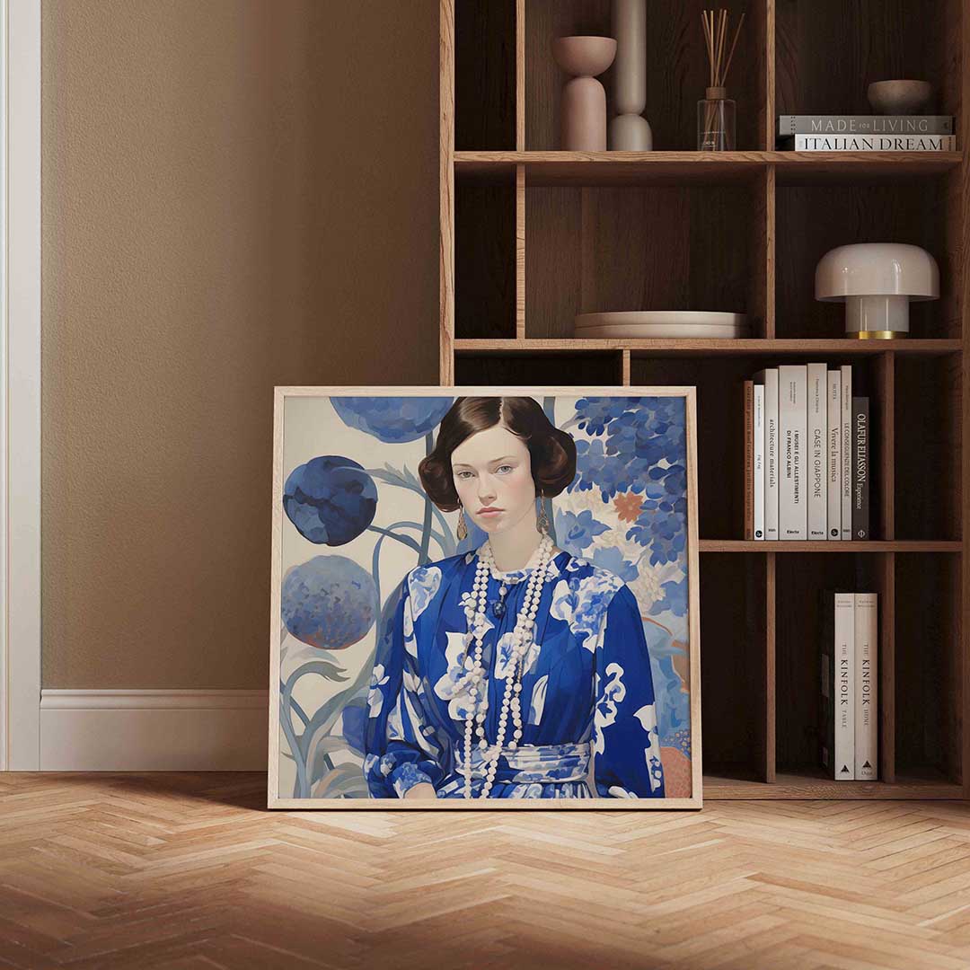Vrouw in blauwe jurk – kleurrijke vierkante wanddecoratie van WallArtistic