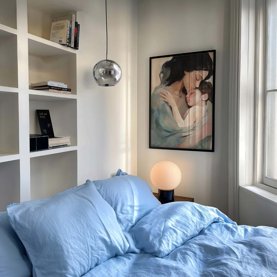 Moeder met baby in zachte tinten – vrouwelijk portret als moderne wandkunst