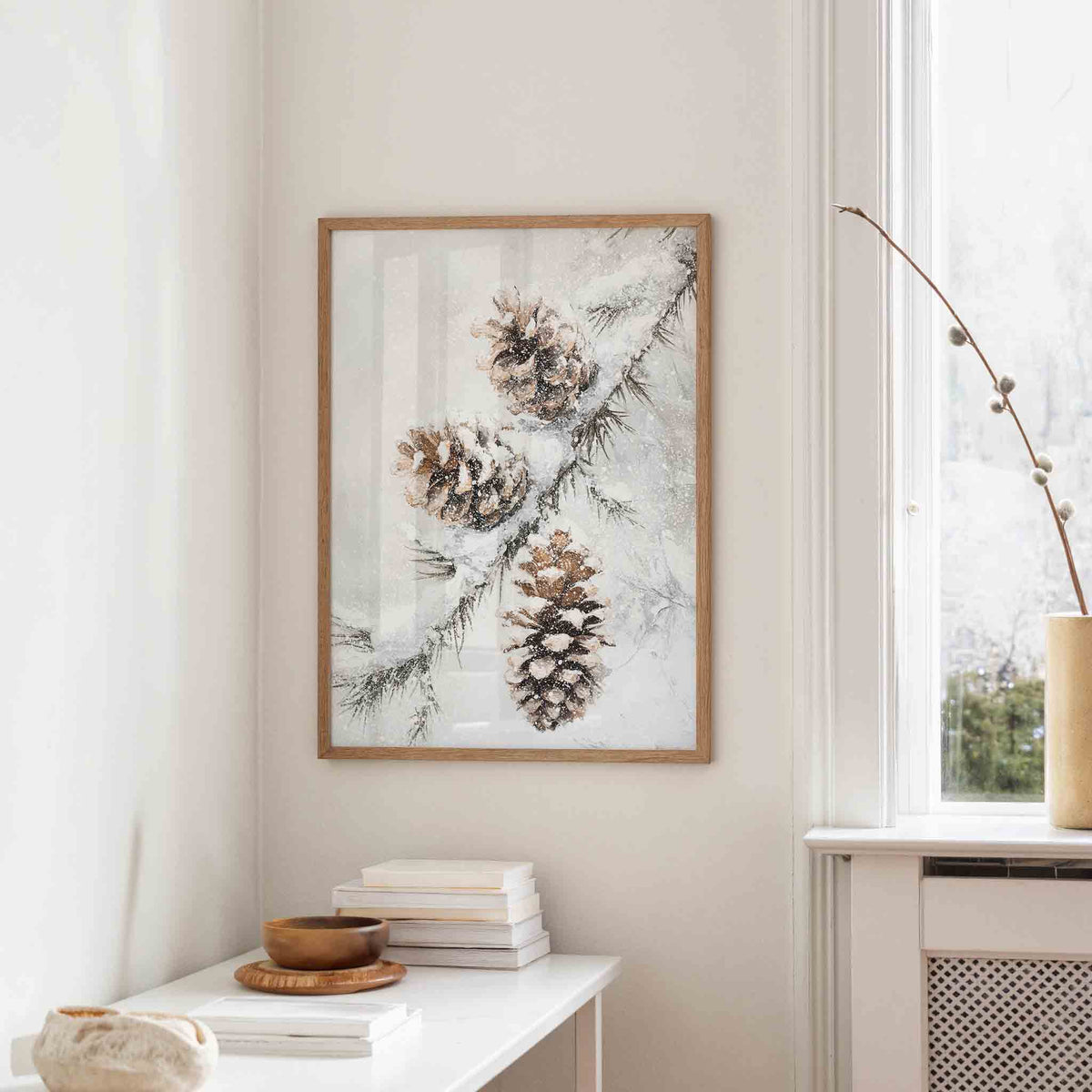 Dennenappels in sneeuw – staande kerst wanddecoratie van WallArtistic