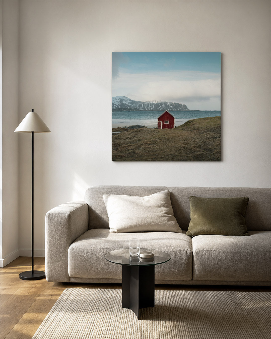 Rood huis aan zee kunstwerk – vierkante wanddecoratie – een eenzaam rood huisje staat aan de kust met bergen op de