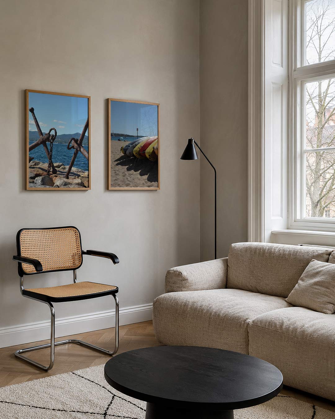 Ankers en zee posterset – tweede productweergave – twee roestige ankers staan stevig op rotsen aan de kust. De blauwe zee en