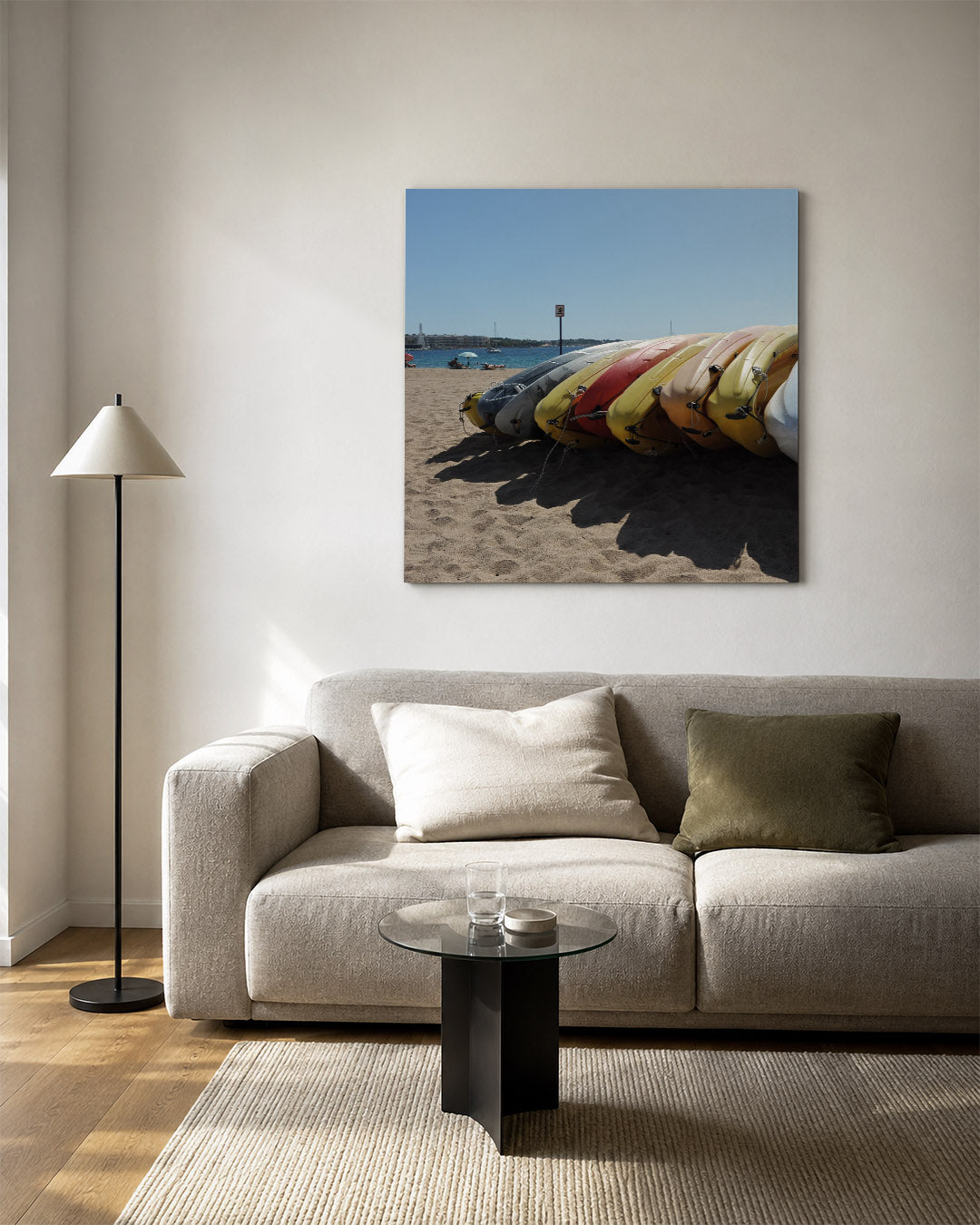 Kleurrijke kajaks strand kunstwerk – vierkante wanddecoratie – deze kunstwerk toont een rij kleurrijke kajaks op een